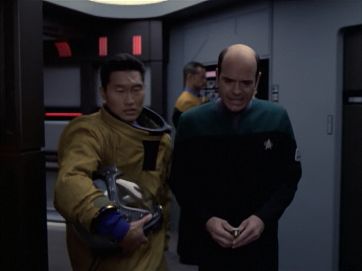 extant_StarTrek_VOY_6x12-BlinkOfAnEye_03306.jpg