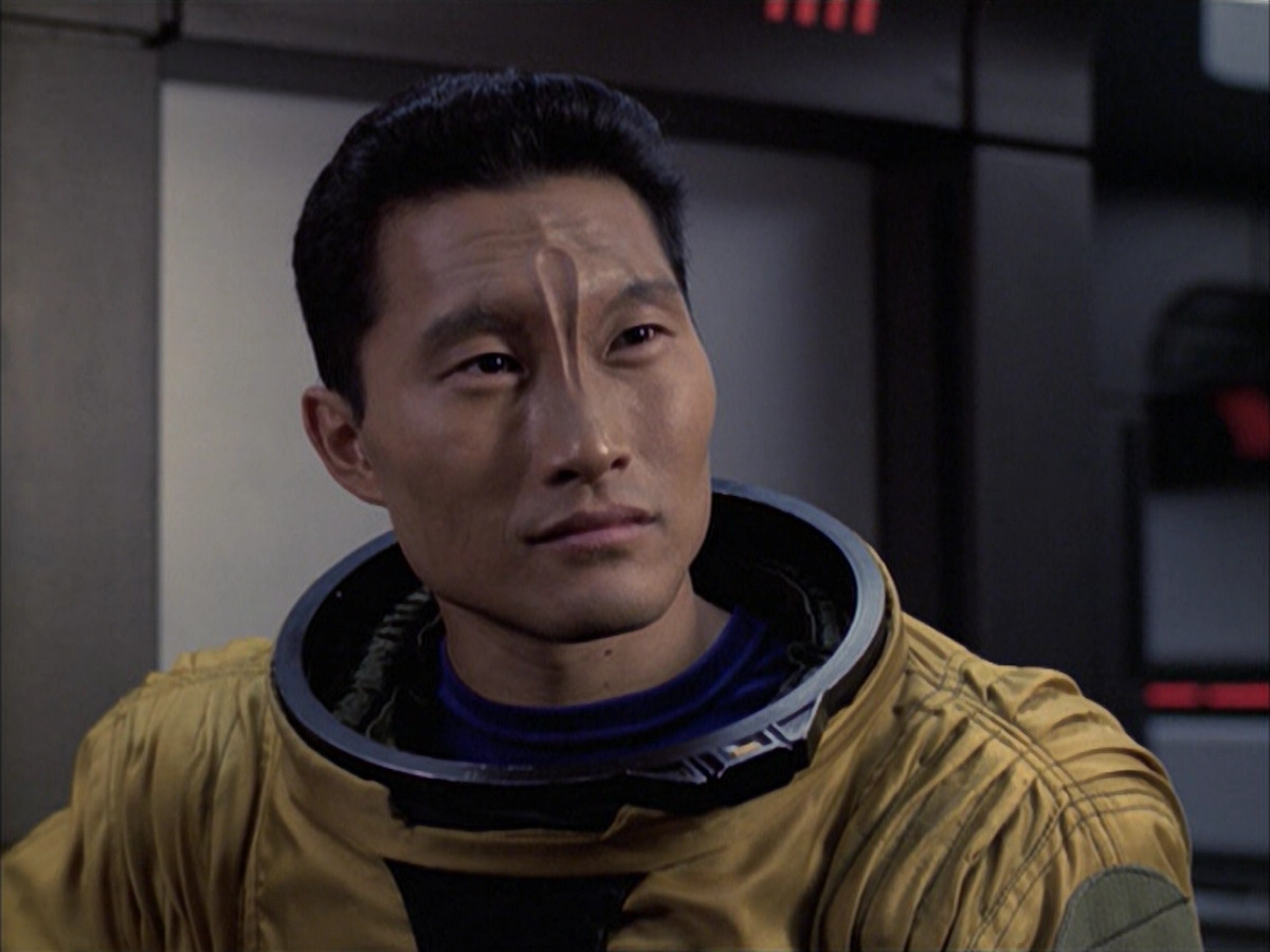 extant_StarTrek_VOY_6x12-BlinkOfAnEye_03325.jpg