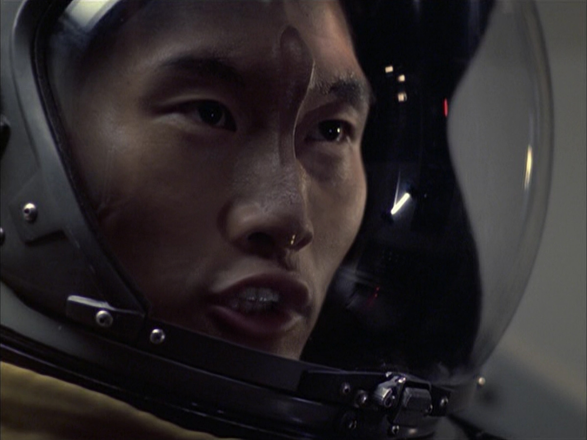 extant_StarTrek_VOY_6x12-BlinkOfAnEye_03380.jpg