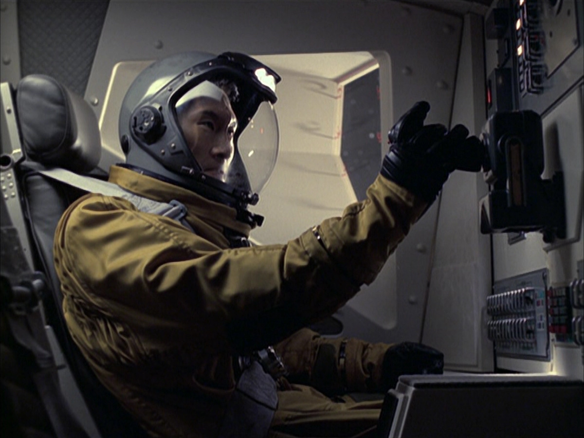 extant_StarTrek_VOY_6x12-BlinkOfAnEye_03432.jpg