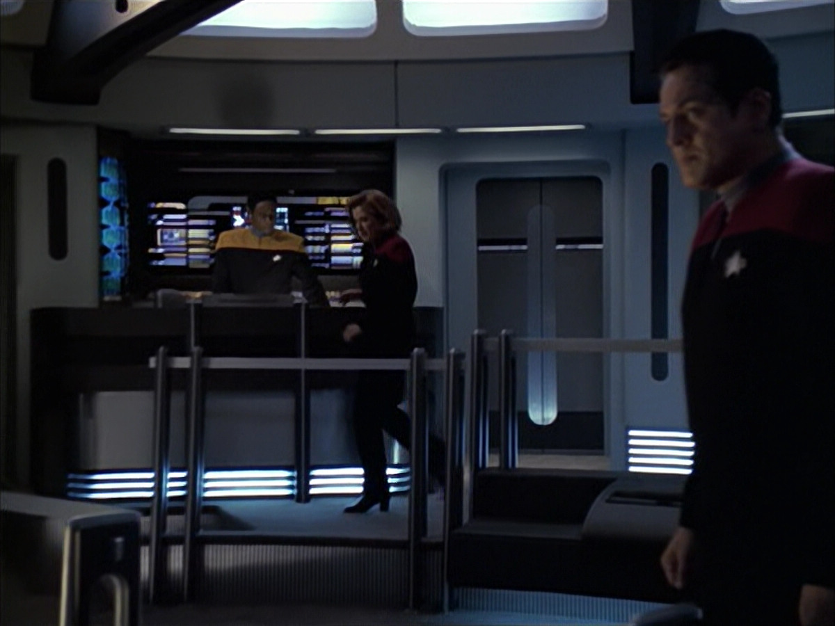 extant_StarTrek_VOY_6x12-BlinkOfAnEye_03468.jpg