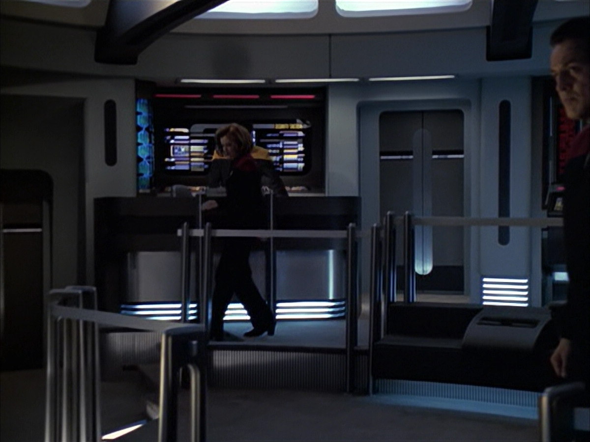 extant_StarTrek_VOY_6x12-BlinkOfAnEye_03469.jpg