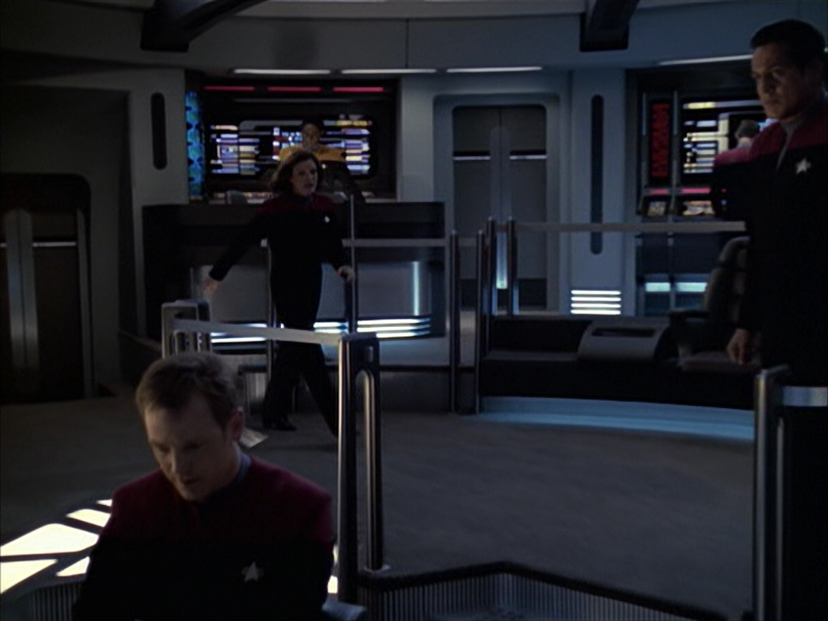 extant_StarTrek_VOY_6x12-BlinkOfAnEye_03472.jpg