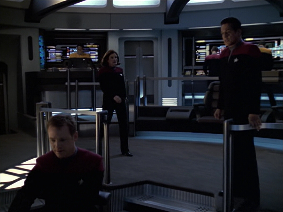 extant_StarTrek_VOY_6x12-BlinkOfAnEye_03473.jpg