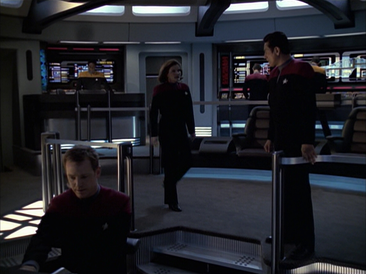 extant_StarTrek_VOY_6x12-BlinkOfAnEye_03474.jpg