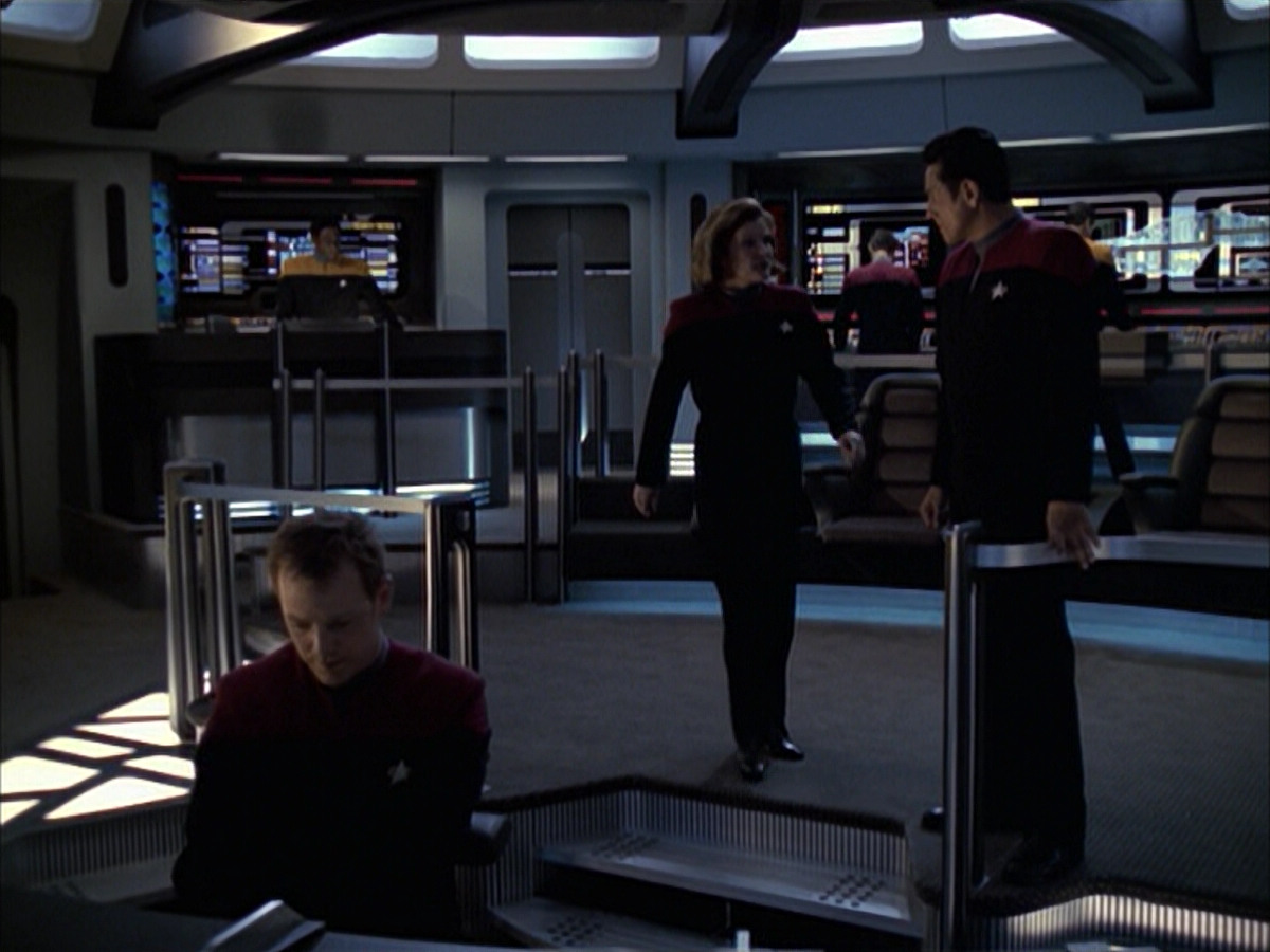 extant_StarTrek_VOY_6x12-BlinkOfAnEye_03475.jpg
