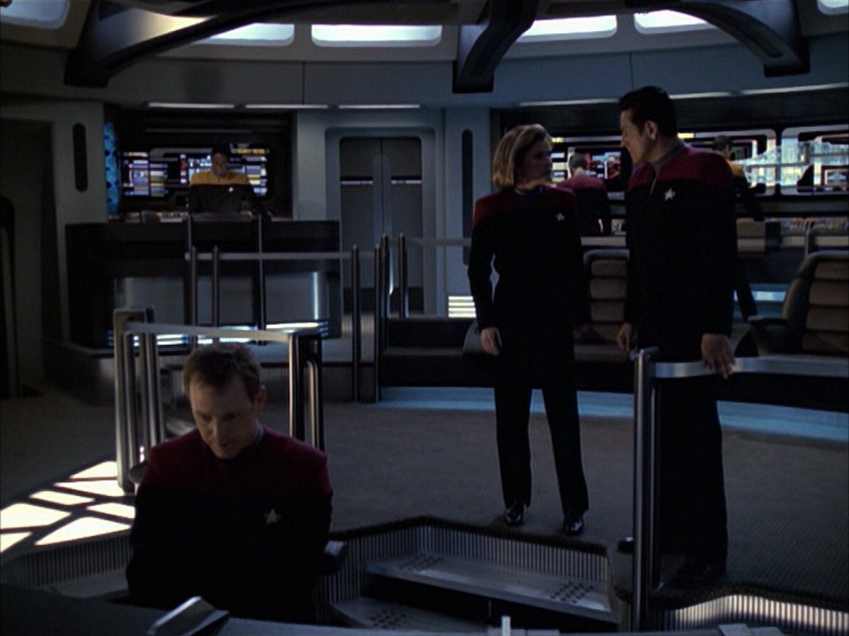 extant_StarTrek_VOY_6x12-BlinkOfAnEye_03476.jpg