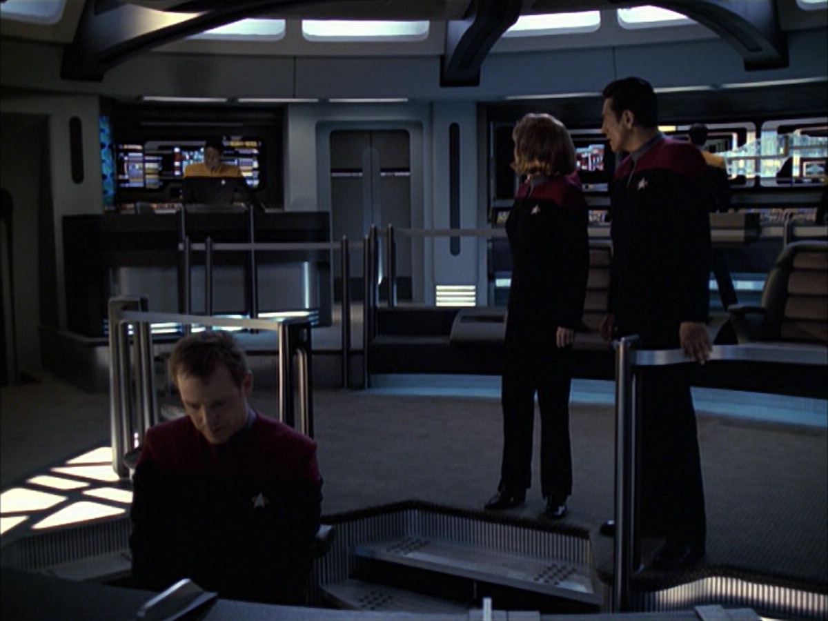 extant_StarTrek_VOY_6x12-BlinkOfAnEye_03479.jpg