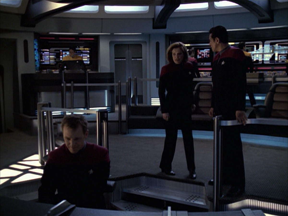 extant_StarTrek_VOY_6x12-BlinkOfAnEye_03486.jpg