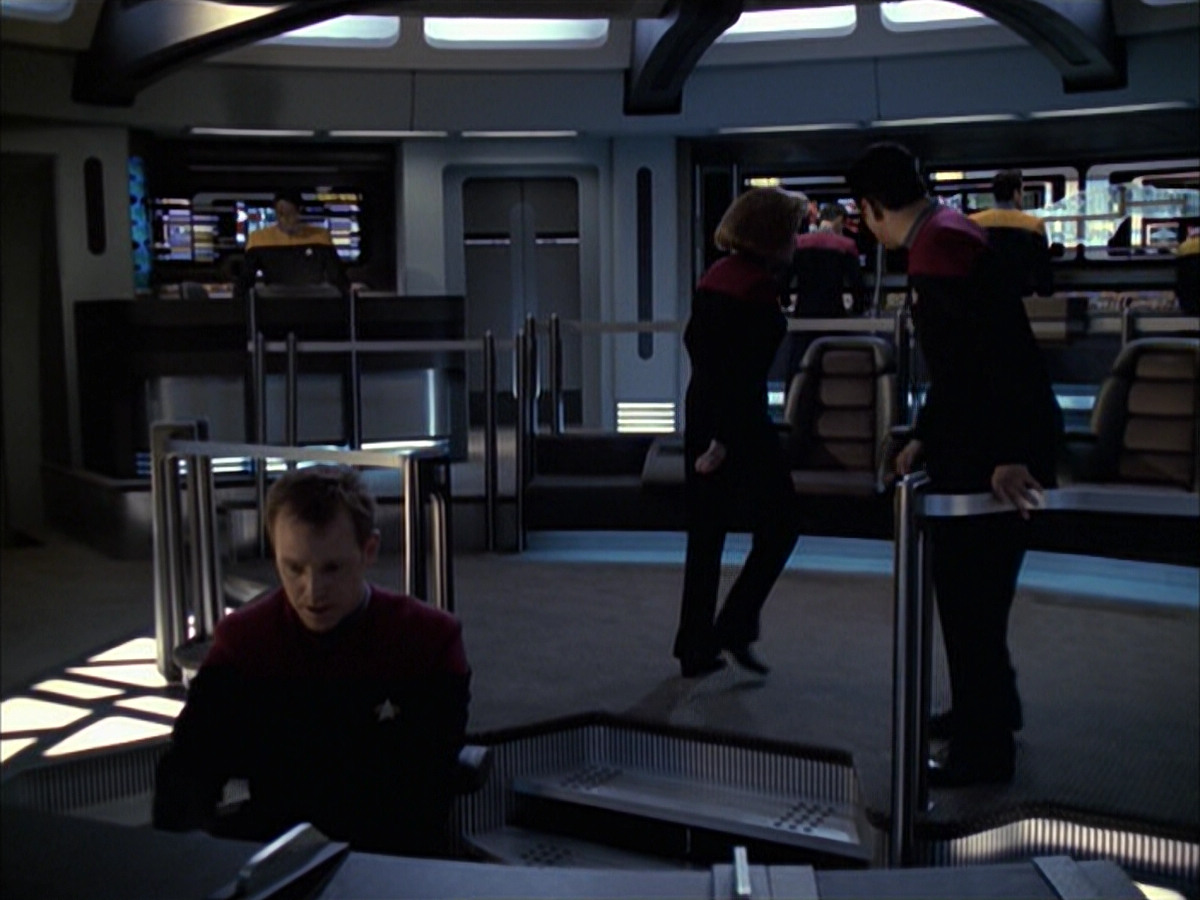 extant_StarTrek_VOY_6x12-BlinkOfAnEye_03487.jpg