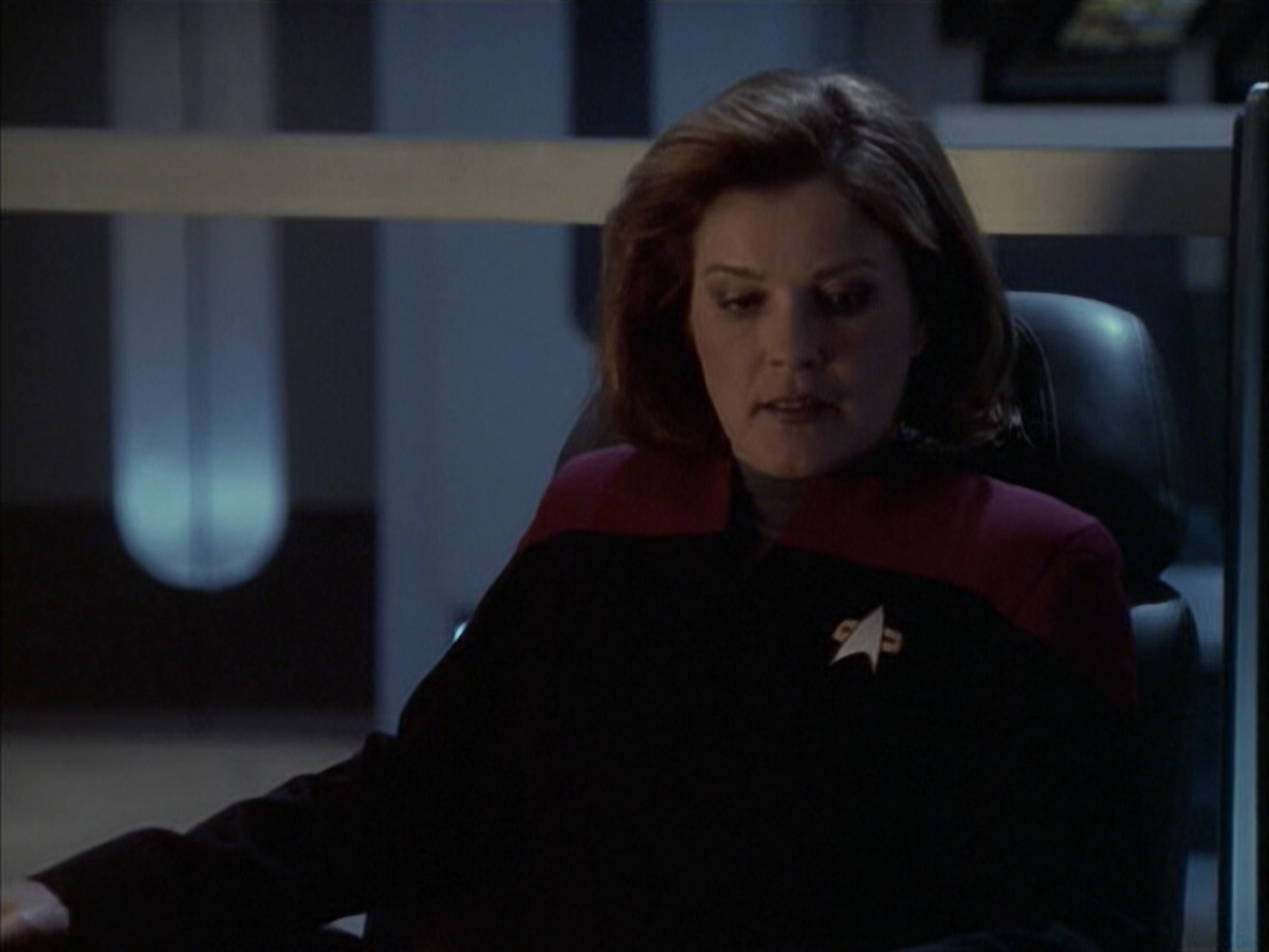 extant_StarTrek_VOY_6x12-BlinkOfAnEye_03515.jpg