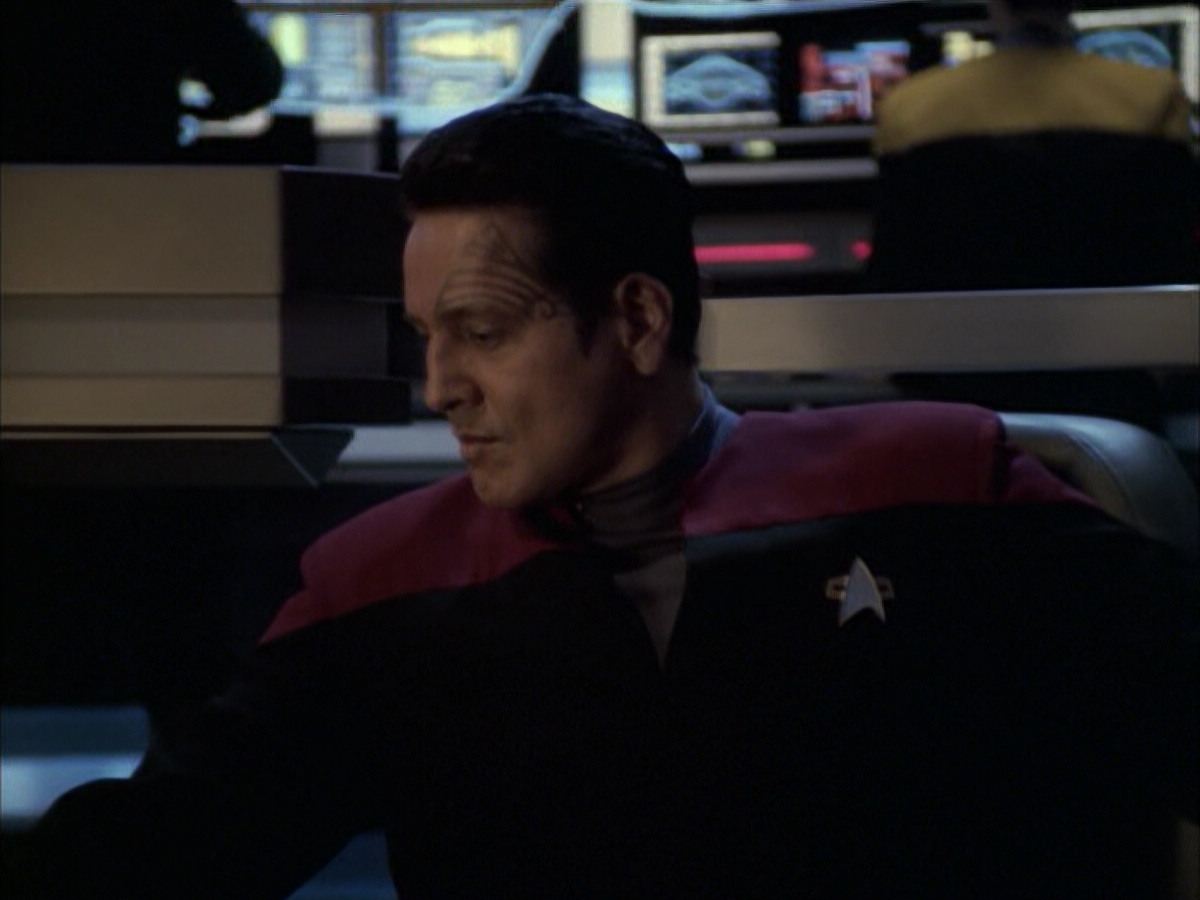 extant_StarTrek_VOY_6x12-BlinkOfAnEye_03518.jpg