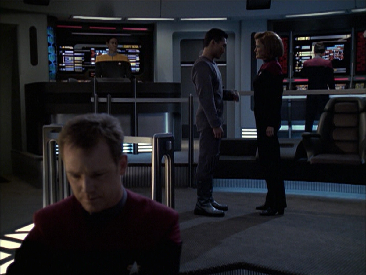 extant_StarTrek_VOY_6x12-BlinkOfAnEye_03558.jpg