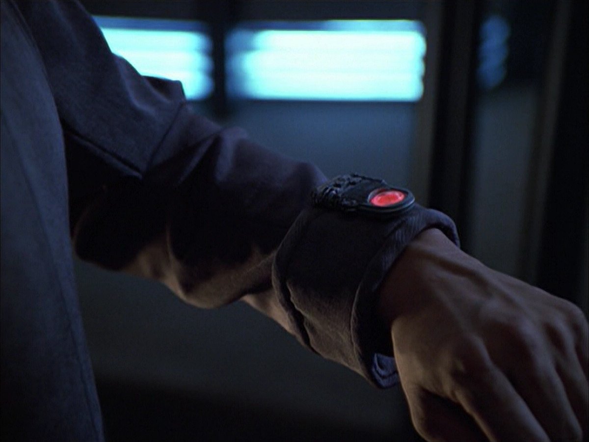 extant_StarTrek_VOY_6x12-BlinkOfAnEye_03561.jpg