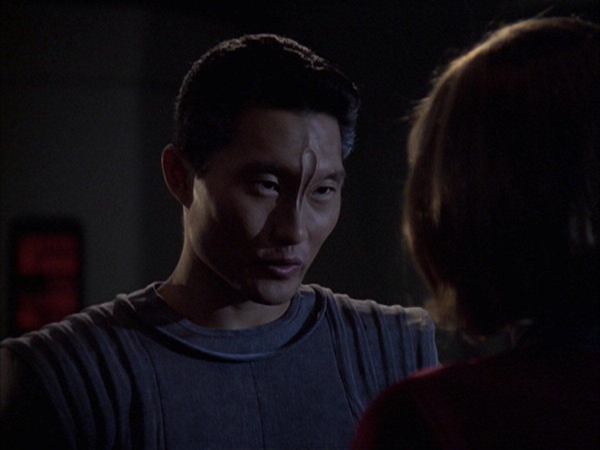 extant_StarTrek_VOY_6x12-BlinkOfAnEye_03562.jpg