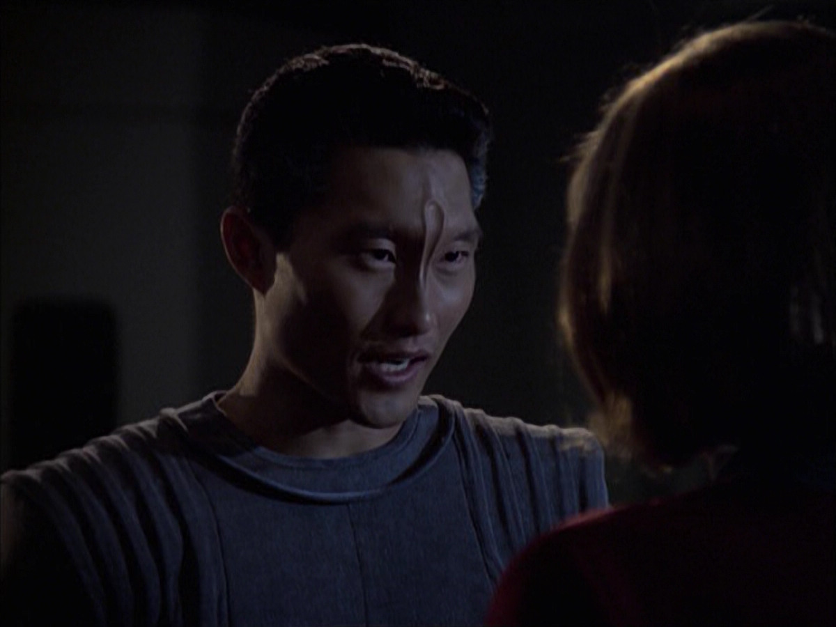 extant_StarTrek_VOY_6x12-BlinkOfAnEye_03563.jpg