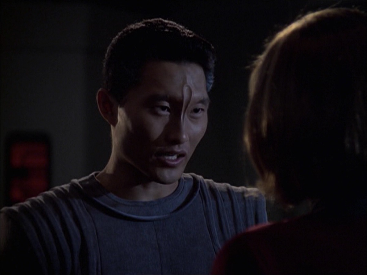 extant_StarTrek_VOY_6x12-BlinkOfAnEye_03564.jpg