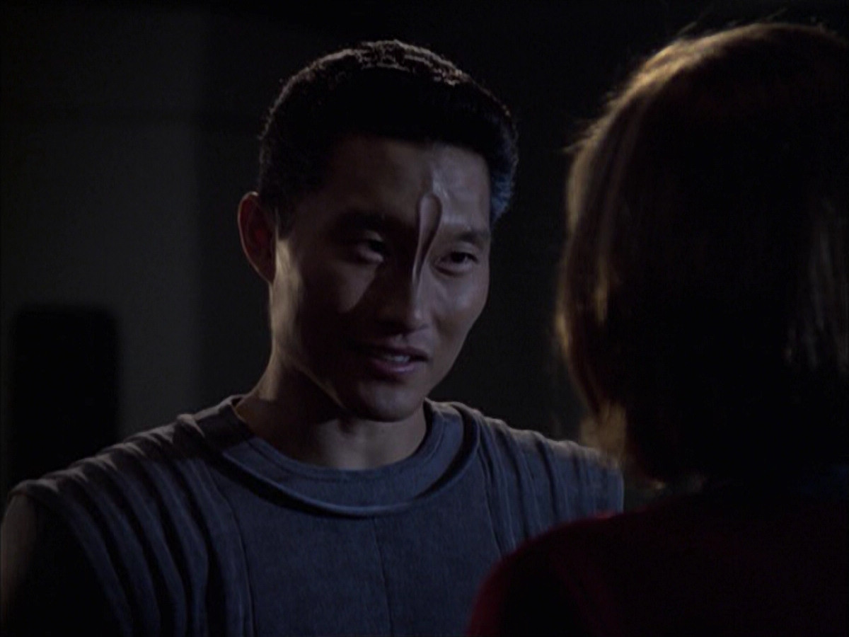 extant_StarTrek_VOY_6x12-BlinkOfAnEye_03575.jpg