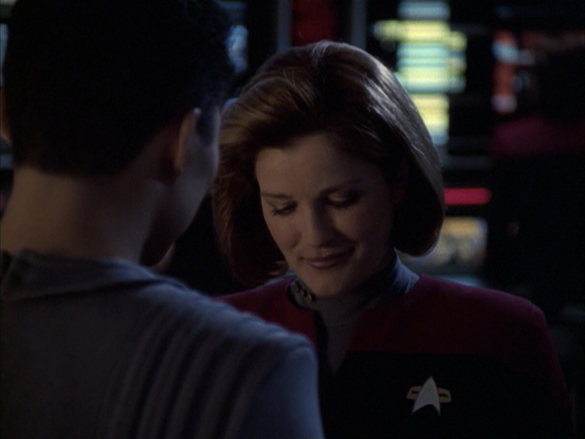 extant_StarTrek_VOY_6x12-BlinkOfAnEye_03587.jpg