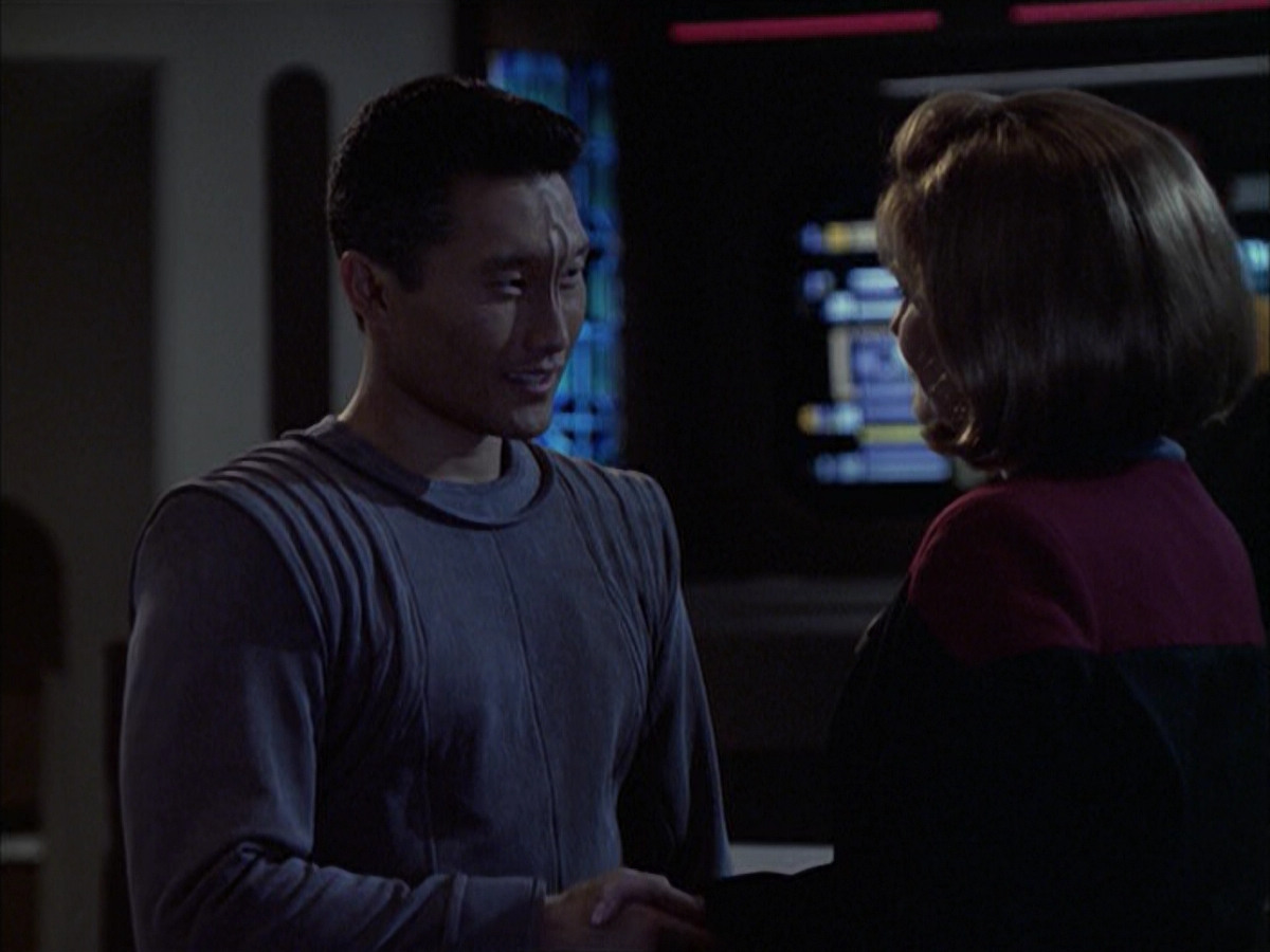 extant_StarTrek_VOY_6x12-BlinkOfAnEye_03591.jpg