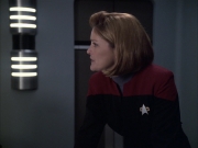 extant_StarTrek_VOY_6x12-BlinkOfAnEye_01644.jpg