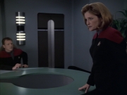 extant_StarTrek_VOY_6x12-BlinkOfAnEye_01675.jpg