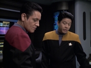 extant_StarTrek_VOY_6x12-BlinkOfAnEye_01724.jpg
