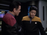 extant_StarTrek_VOY_6x12-BlinkOfAnEye_01725.jpg