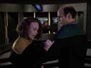 extant_StarTrek_VOY_6x12-BlinkOfAnEye_01729.jpg