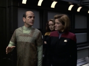 extant_StarTrek_VOY_6x12-BlinkOfAnEye_02084.jpg