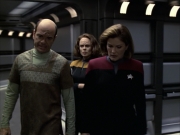 extant_StarTrek_VOY_6x12-BlinkOfAnEye_02086.jpg