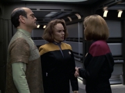 extant_StarTrek_VOY_6x12-BlinkOfAnEye_02092.jpg
