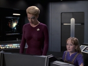 extant_StarTrek_VOY_6x12-BlinkOfAnEye_02268.jpg