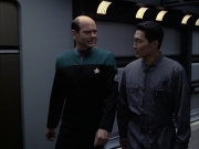 extant_StarTrek_VOY_6x12-BlinkOfAnEye_02998.jpg