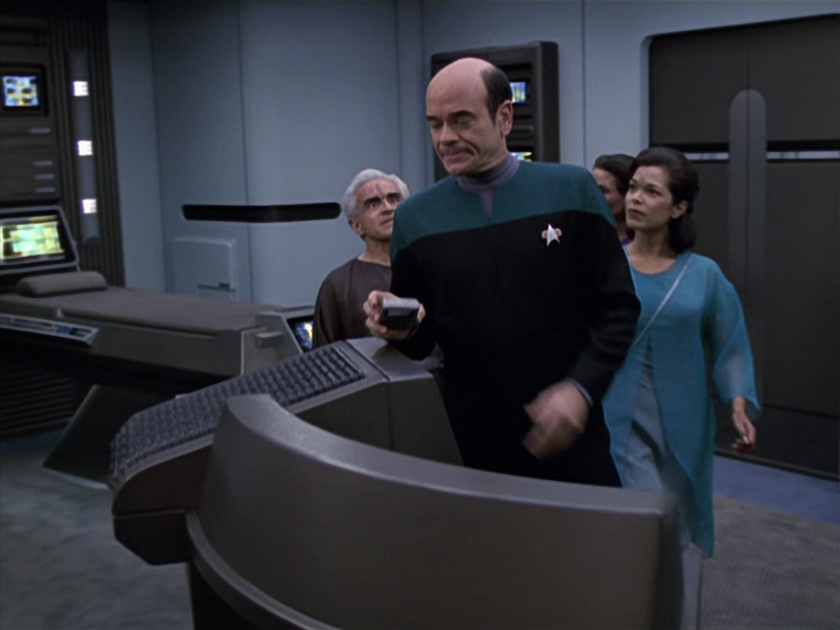 extant_StarTrek_VOY_6x13-Virtuoso_00598.jpg