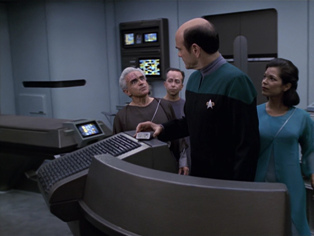 extant_StarTrek_VOY_6x13-Virtuoso_00599.jpg