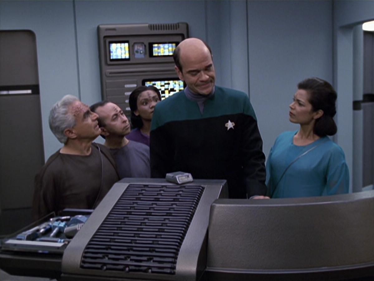 extant_StarTrek_VOY_6x13-Virtuoso_00613.jpg