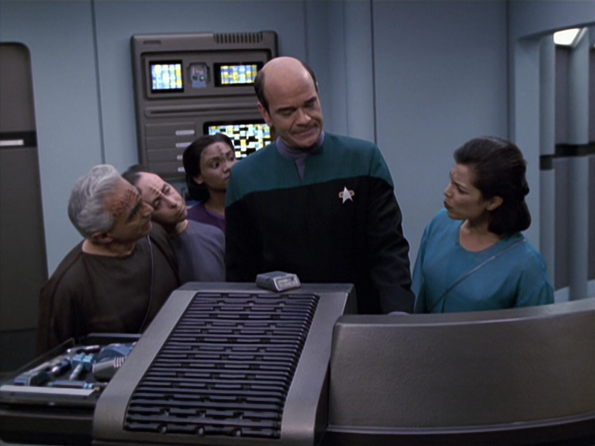 extant_StarTrek_VOY_6x13-Virtuoso_00614.jpg