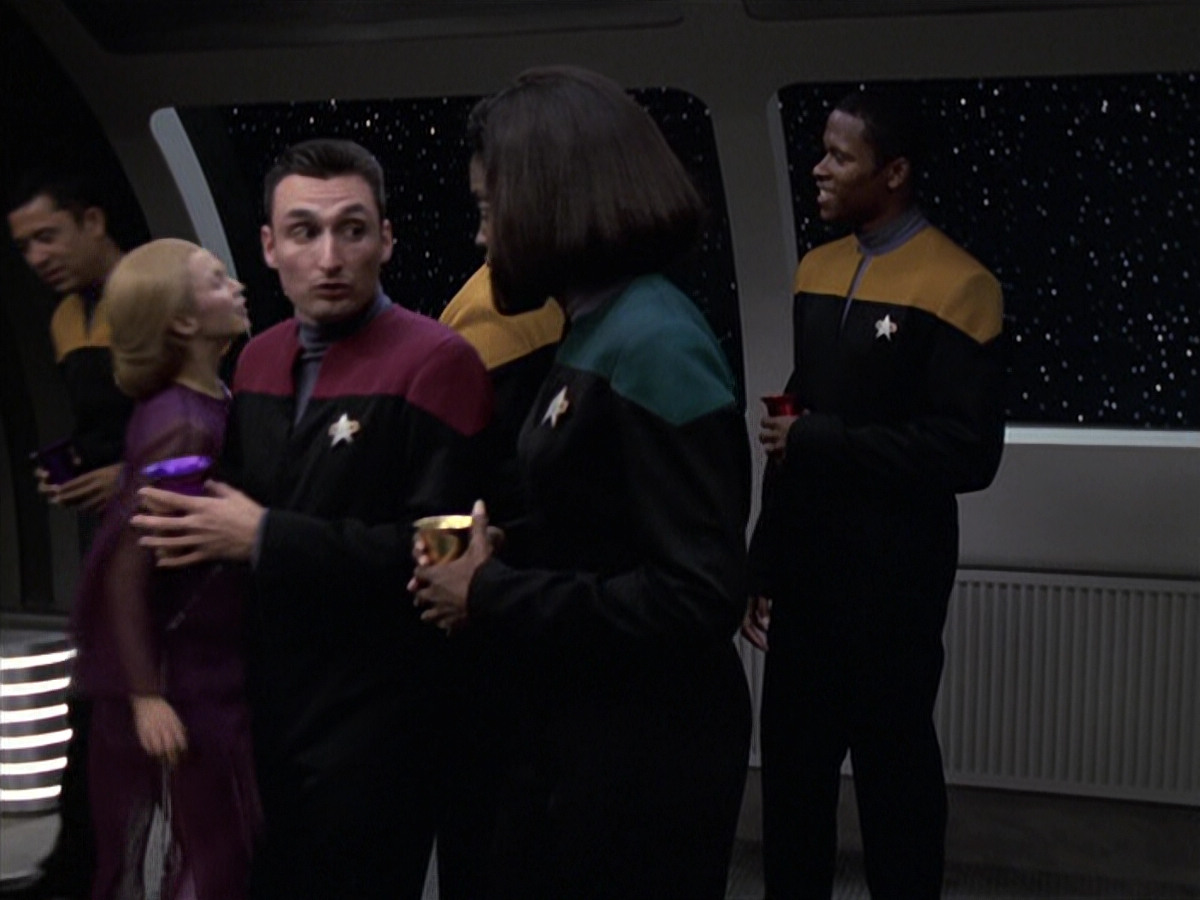 extant_StarTrek_VOY_6x13-Virtuoso_01035.jpg