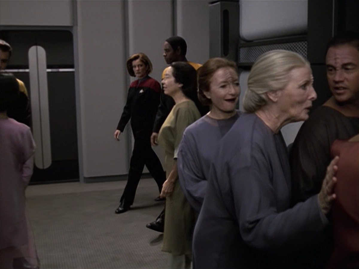 extant_StarTrek_VOY_6x13-Virtuoso_01625.jpg