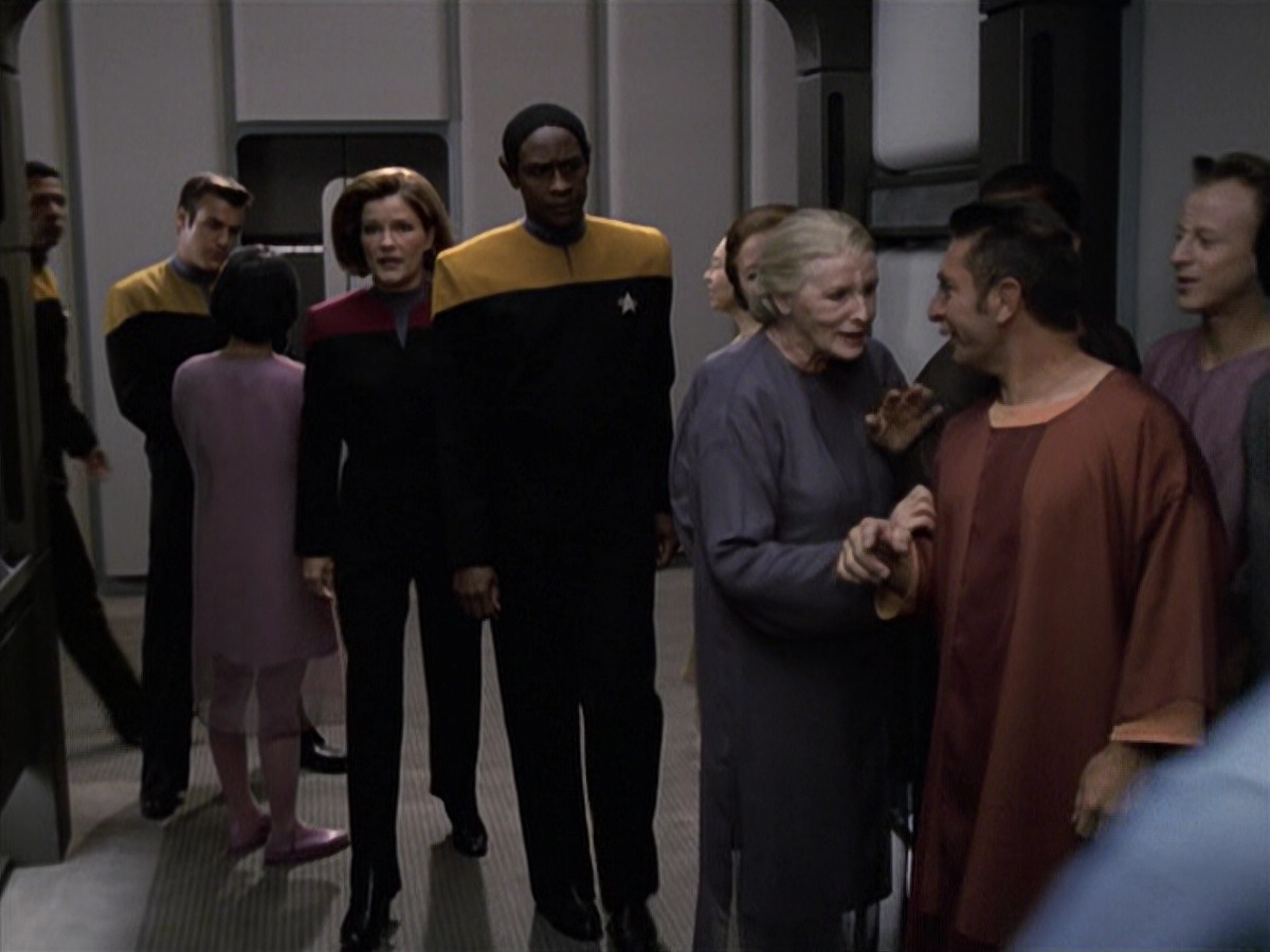 extant_StarTrek_VOY_6x13-Virtuoso_01630.jpg