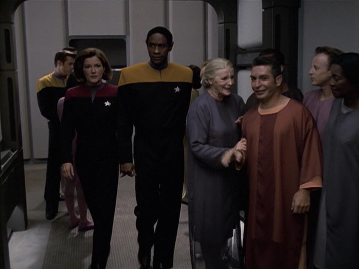 extant_StarTrek_VOY_6x13-Virtuoso_01631.jpg
