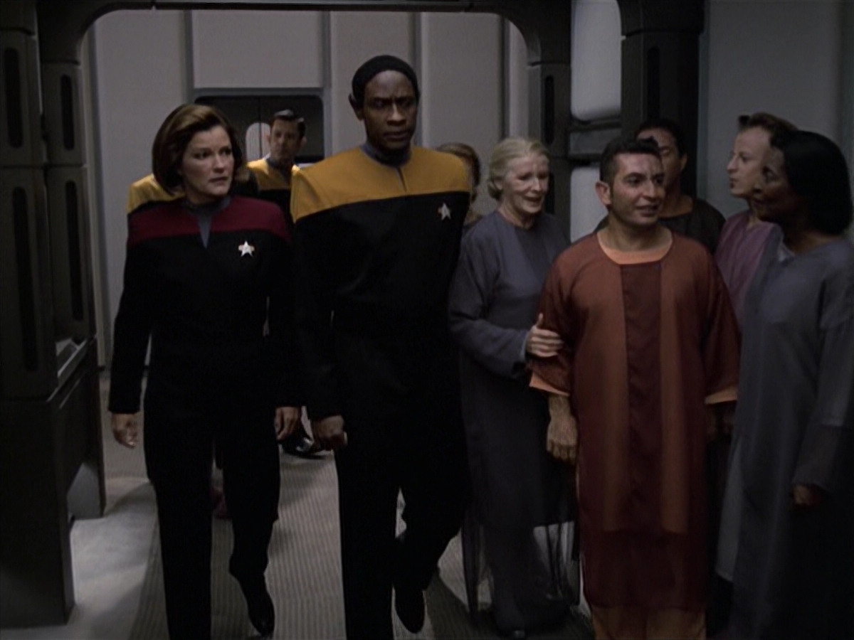 extant_StarTrek_VOY_6x13-Virtuoso_01632.jpg