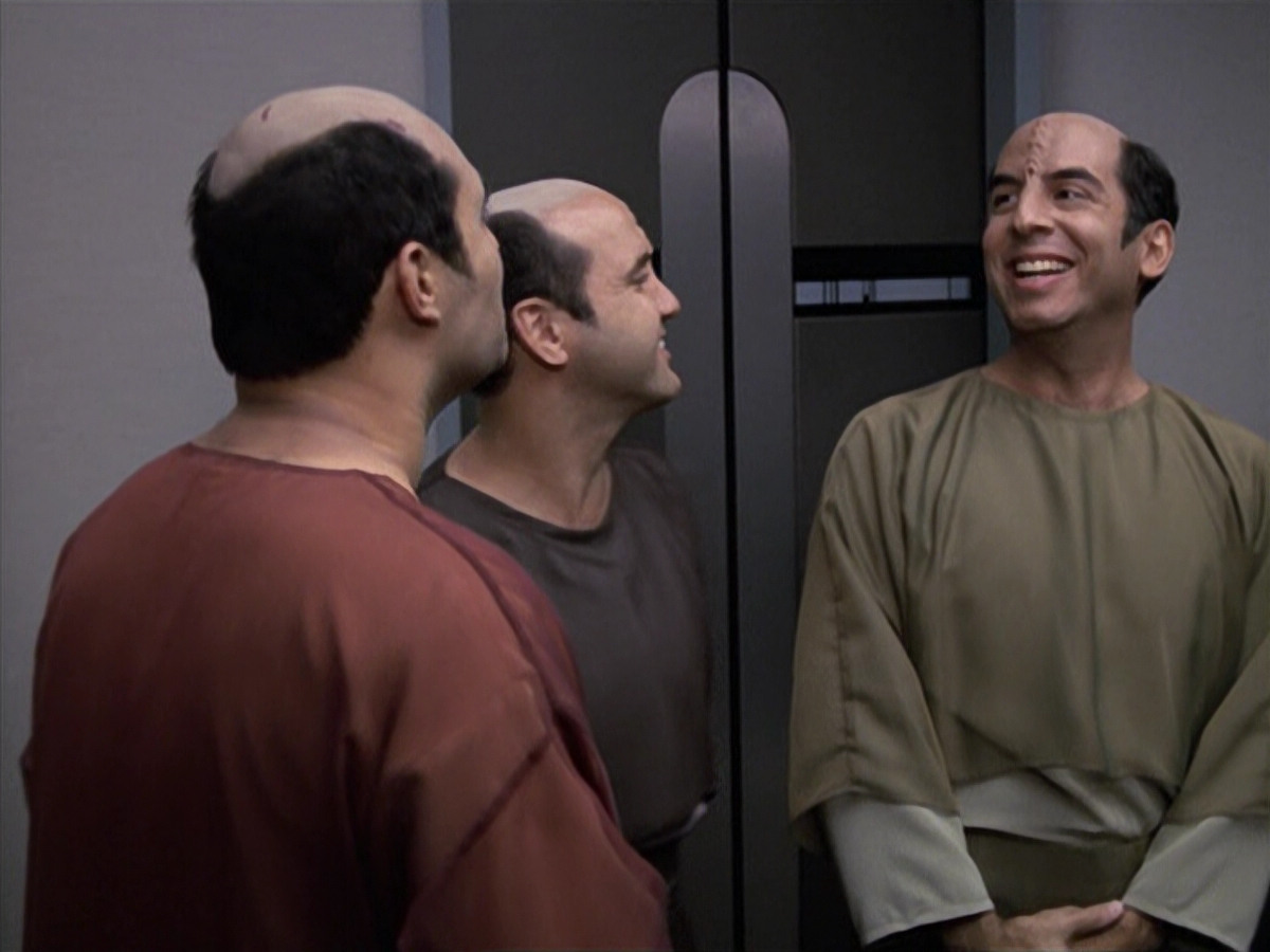 extant_StarTrek_VOY_6x13-Virtuoso_01635.jpg