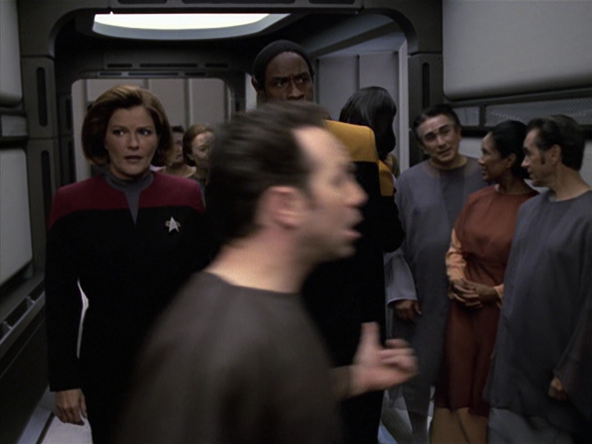 extant_StarTrek_VOY_6x13-Virtuoso_01643.jpg