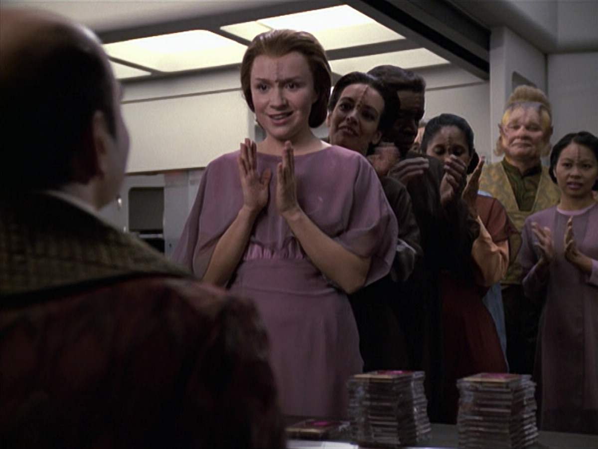 extant_StarTrek_VOY_6x13-Virtuoso_01693.jpg