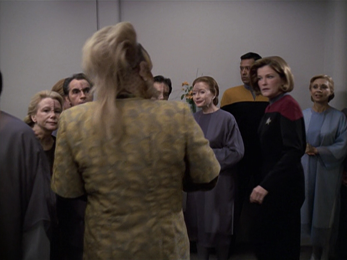 extant_StarTrek_VOY_6x13-Virtuoso_01721.jpg