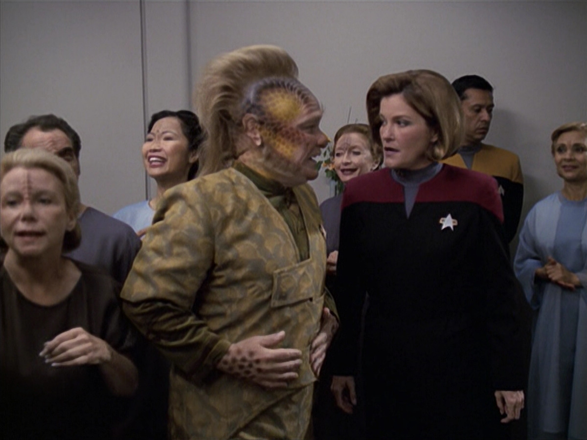extant_StarTrek_VOY_6x13-Virtuoso_01724.jpg