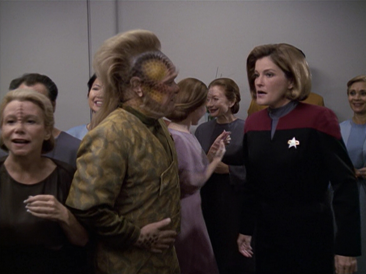 extant_StarTrek_VOY_6x13-Virtuoso_01725.jpg