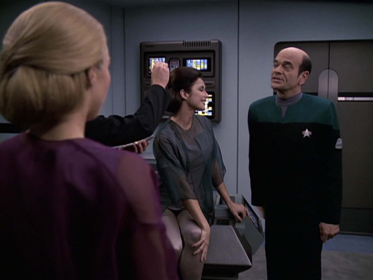 extant_StarTrek_VOY_6x13-Virtuoso_01844.jpg